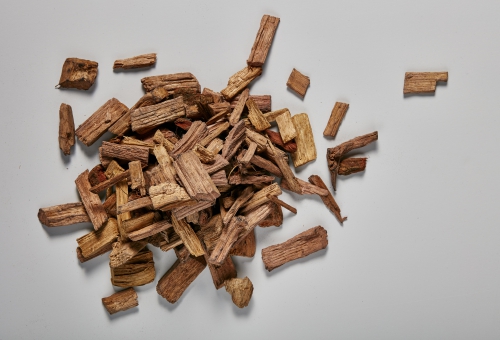 Ausgebreitete Räucherspähne zum räuchern von BBQ-Fleisch Ausgebreitete Räucherspähne zum räuchern von BBQ-Fleisch
