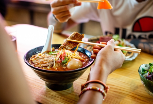 Ramen auf einem Restauranttisch Ramen auf einem Restauranttisch