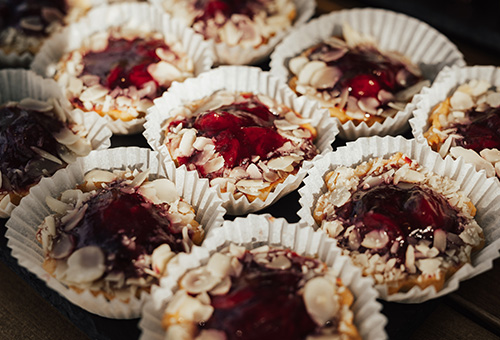 Muffins mit Konfitüre gefüllt