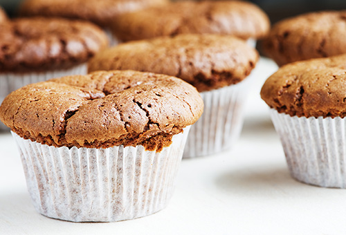 Muffins auf einem Tisch angerichtet