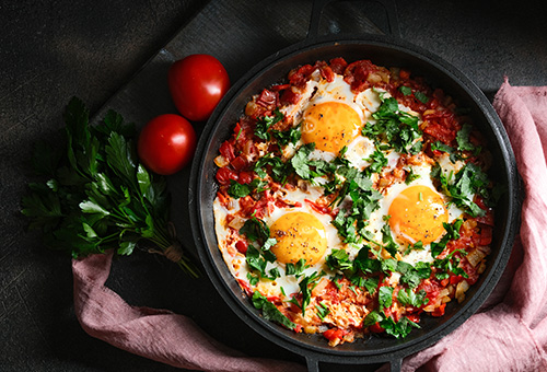 Rezept für Shakshuka Shakshuka in einer Pfanne angerichtet