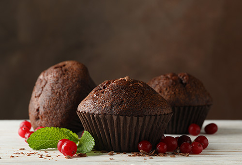 Schoko-Muffins auf einem Tisch platziert