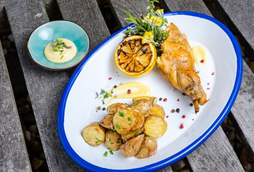 Confierte Kaninchenkeule mit Ofenkartoffeln und Knoblauch-Mayonaise