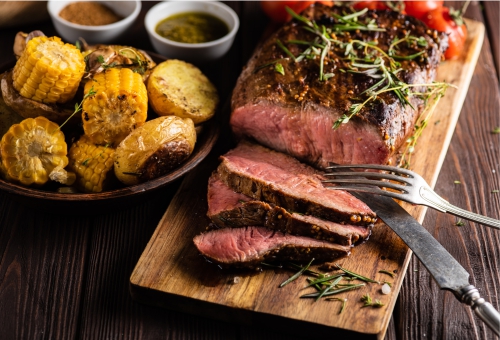 Roast Beef mit Maiskolben und Tomaten Roast Beef mit Maiskolben und Tomaten