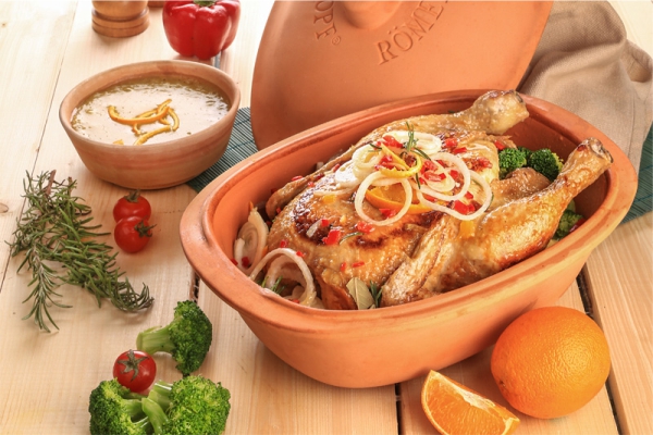 Römertopf Römertopf mit zubereitetem Hühnchen
