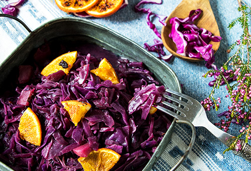 Rotkohl auf Schale angerichtet