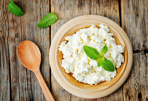 Ricotta auf Holzteller verfeinert