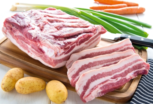 Schweinebauch auf Brett Schweinebauch auf Brett