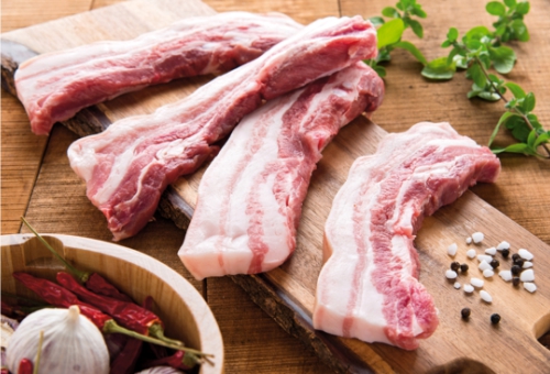Schweinebauchscheiben auf Brett Schweinebauchscheiben auf Brett
