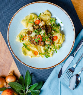 PAPPARDELLE MIT GEZUPFTER DICKER RIPPE