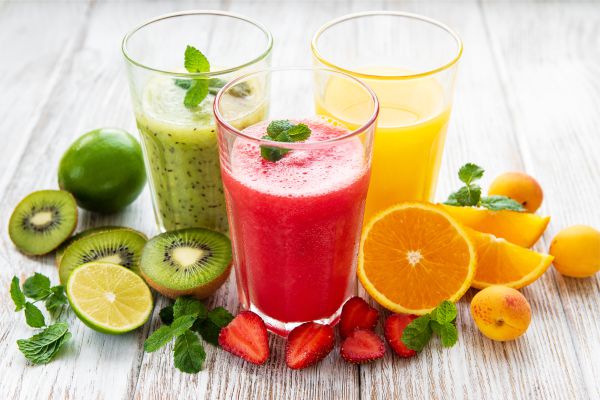 Bunte Smoothies frisch aus dem Glas
