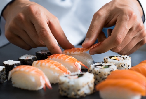 Sushi in der Zubereitung