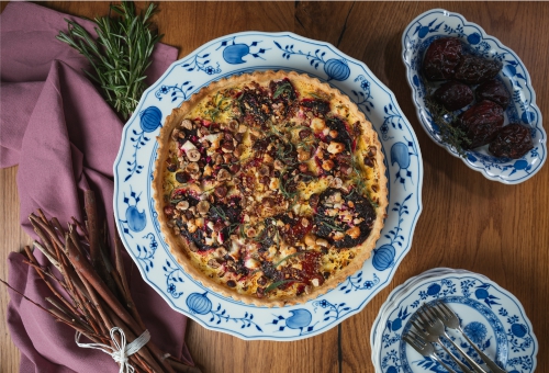 Tarte mit gebackener roter Bete, Feta und gerösteten Haselnüssen