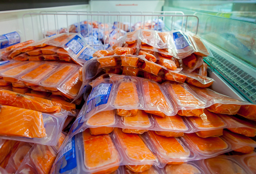 Frischer Tiefkühl-Lachs portioniert in der Handelshof Frischfisch-Abteilung