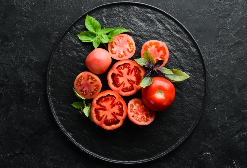 Tomate angerichtet auf Teller mit Blick von oben