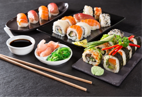 Verschieden Sushi Speisen mit Soja Sauce und Stäbchen Verschieden Sushi Speisen mit Soja Sauce und Stäbchen