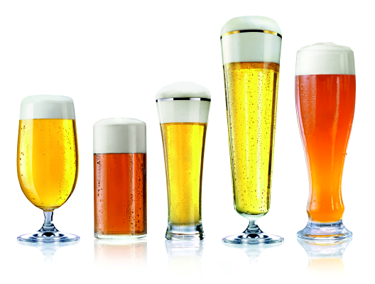 Fünf unterschiedliche Biergläser stehen nebeneinander und sind mit unterschiedlichem Bier gefüllt.