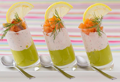 Herzhafte Mousse-Variationen Drei Gläser mit Fisch-Mousse, dazu Lachstopping und eine Zitrone