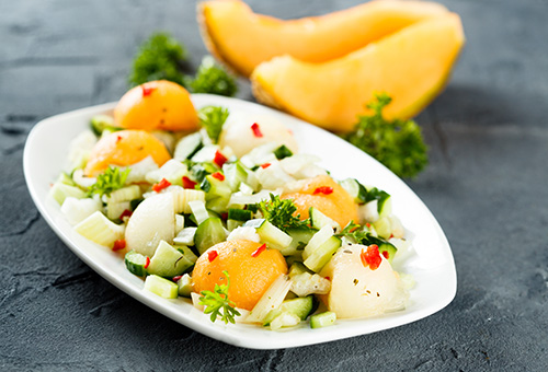 Herzhafter Melonensalat mit Rum, Gurke und Chili