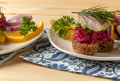 Rote Bete Salat und Matjes auf Brot