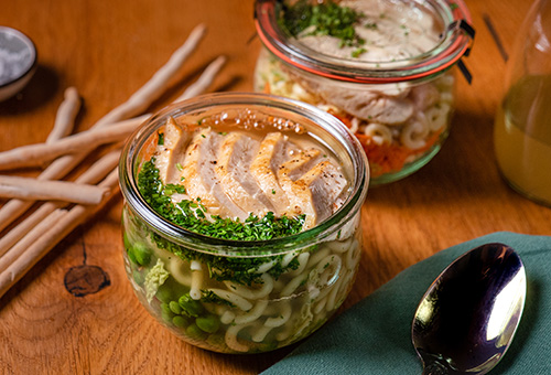 Minestrone mit Hähnchen in Glasbehältern für Food Prep angerichtet