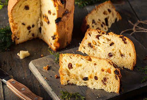 Zwei Stück Panettone auf Schneidebrett