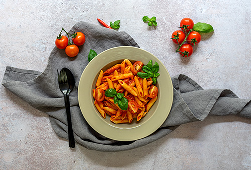 Penne all' arrabbiata in Teller angerichtet