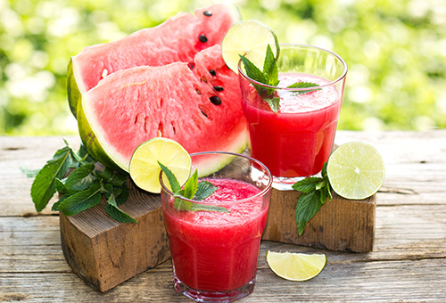 Smoothie mit Wassermelone im Glas