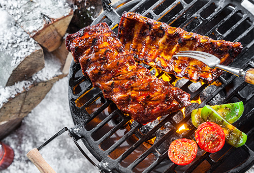 Marinierte Spareribs die auf einem Grill zubereitet werden