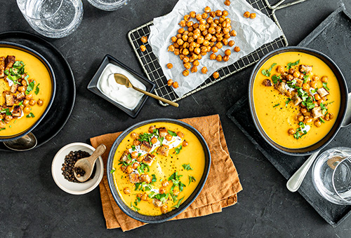 Süßkartoffelsuppe mit Kichererbsen als Topping