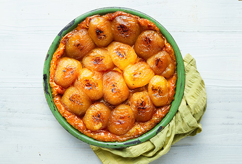 Tarte Tatin in grüner Auflaufform