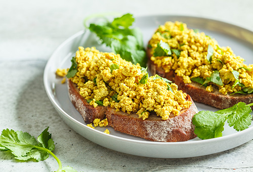 Veganes Rührei auf Brot