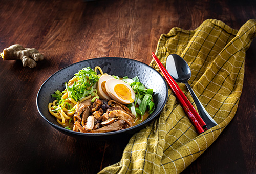 Suppe mit Ramen Nudeln, Pilzen, Pak Choi, Räuchertofu, Sesam und hartgekochtem Ei