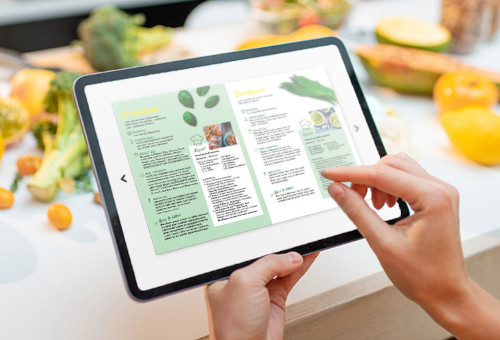 Handelshof So geht Frische Kräuterguide Innenseite Katalog Tablet Hintergrund Küchentresen Handelshof So geht Frische Kräuterguide Innenseite des Katalogs auf einem Tablet vor einem Küchentresen