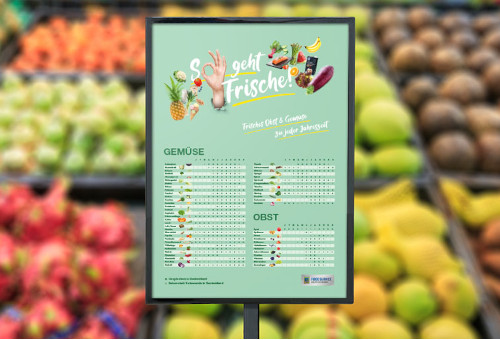Handelshof So geht Frische Saisonkalender Obst und Gemüse hängt in der Obstabteilung eines Supermarktes