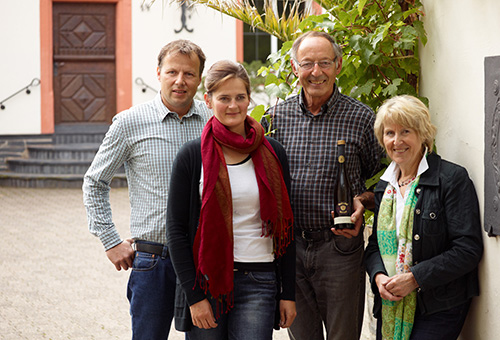 Familie Jüngling vom Weingut Paulinshof vor einer Weinrebe
