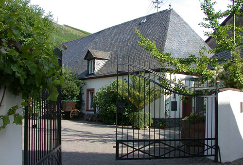 Innenhof des Weingut Paulinshof mit Haus und Weinreben am Haus