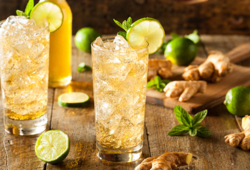 Alkoholfreie Aperitifs Zwei Gläser mit einem alkoholfreien Aperitif auf einem Holztisch