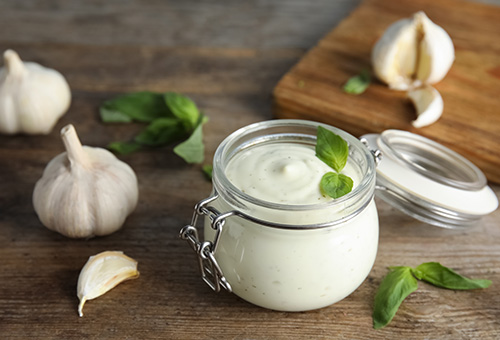 Vegane Aioli Vegane Aioli aus Aquafaba in einer kleinen Glasschüssel