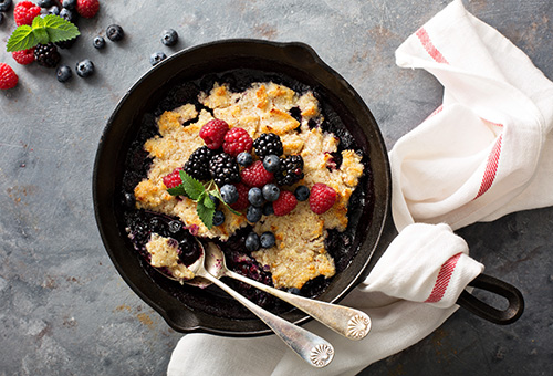 Beerencrumble Beerencrumble in gusseiserner Pfanne