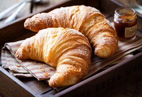 Zwei Croissants auf einem Teller