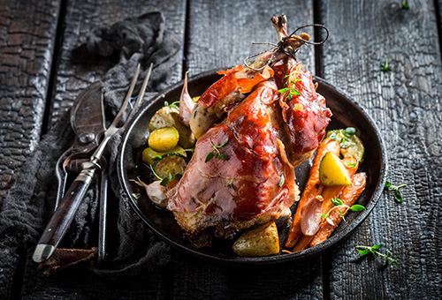 Ganzer Fasan gebraten im Ofen mit Speckhülle