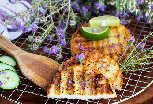 Gegrillter Halloumi Gegrillter Halloumi auf einem runden Blech mit Lavendel und Limette dekoriert