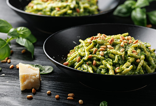 Trofiette mit cremiger Spinatsoße und Pinienkernen