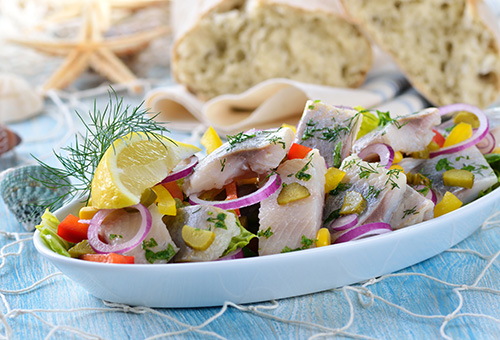 Matje-Salat in einer Schüssel