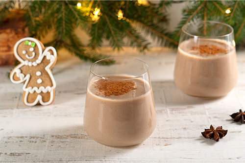 Lebkuchen-Likör mit Dekoration für Weihnachten