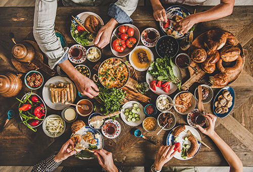 Gemeinsames Essen mit mediterranem Buffet auf einem Tisch