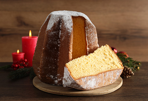 Pandoro angeschnitten auf Holzteller