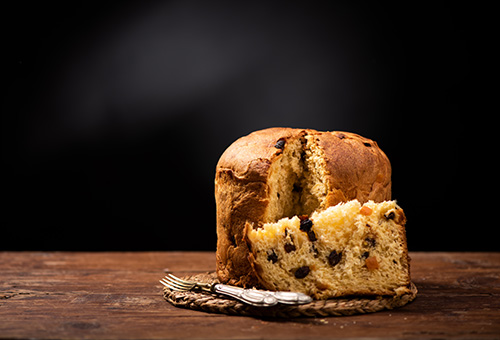 Panettone angeschnitten auf einem Holzbrett