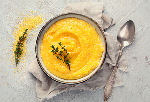 Mais als Genussmittel Frisches Polenta aus einer Bowl